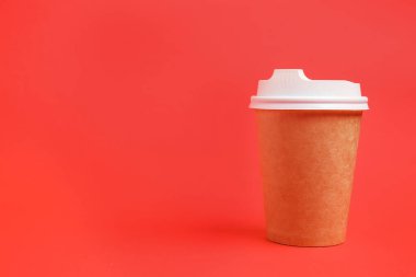 Renkli arka planda içmek için paket servis bardağı