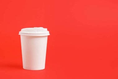 Renkli arka planda içmek için paket servis bardağı