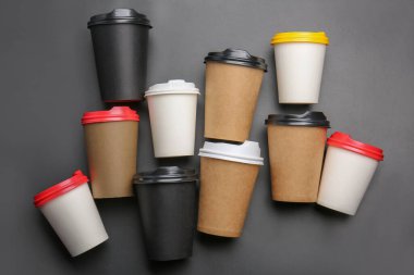 Koyu arkaplanda içmek için hazır fincanlar