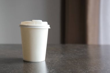 Masada içecek bir şeyler var.