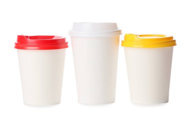 Beyaz arka planda içmek için hazır fincanlar