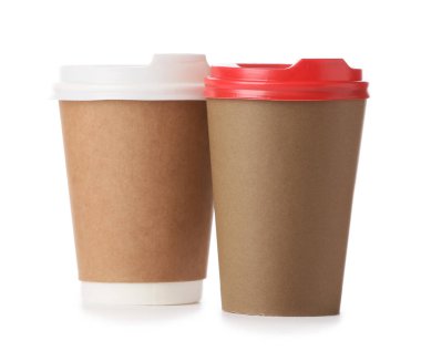 Beyaz arka planda içmek için hazır fincanlar