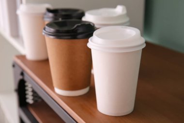 Masada içmek için hazır fincanlar.