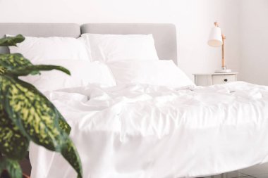 Odasında temiz çarşaf olan büyük, rahat bir yatak.