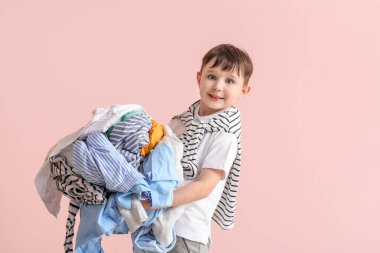 Kirli çamaşırları olan küçük bir çocuk.