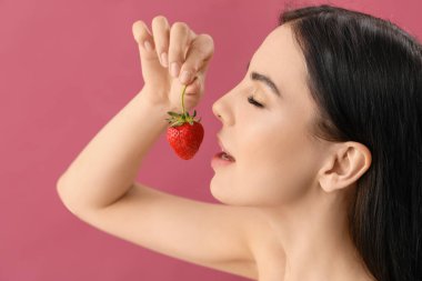 Renkli çilekli seksi genç kadın.