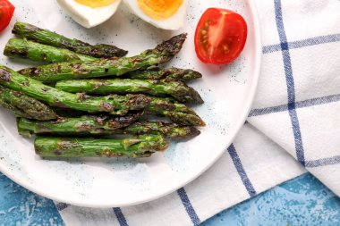 Domatesli kuşkonmaz ve tabakta yumurta.