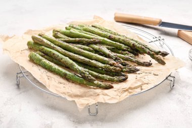 Hafif arka planda pişmiş kuşkonmaz ile soğutma askısı