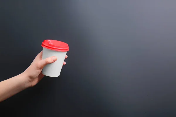 Mão Com Taça Takeaway Para Beber Fundo Escuro — Fotografia de Stock