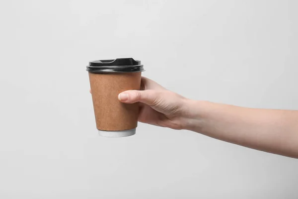 Mão Com Taça Takeaway Para Beber Fundo Claro — Fotografia de Stock