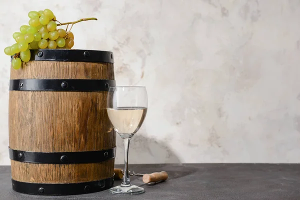 Trätunna Vin Och Glas Bordet — Stockfoto