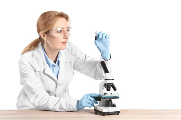 Wetenschapper Werkt Met Microscoop Tegen Witte Achtergrond — Stockfoto