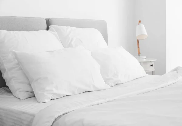 部屋にきれいなリネンと大きな快適なベッド — ストック写真