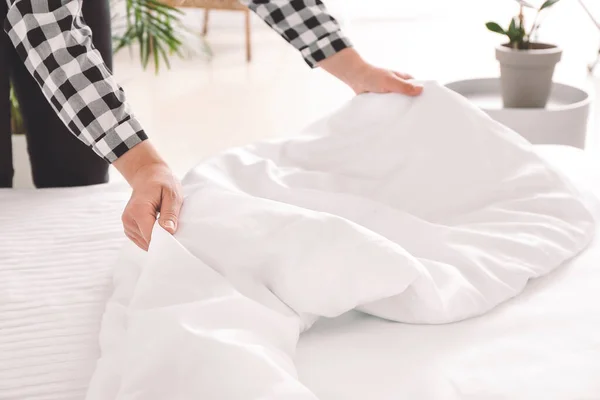 Woman Making Bed Home — Stock Photo, Image