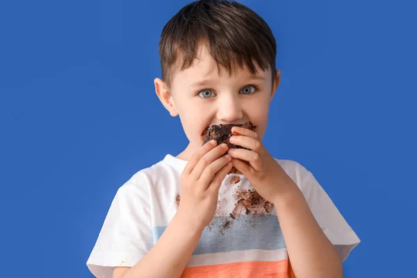 Little Boy Dirty Clothes Eating Chocolate Cake Color Background — Stock Photo, Image
