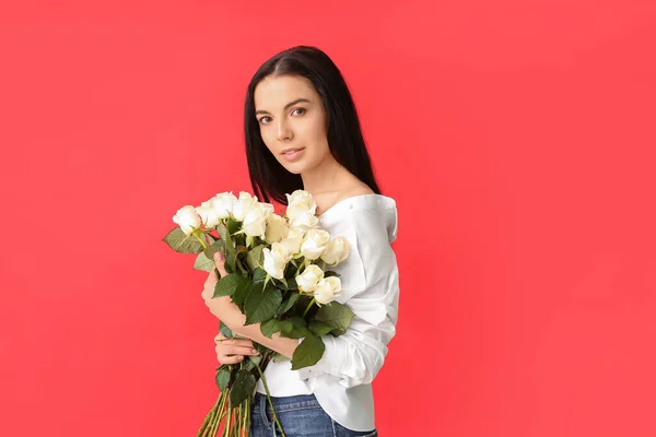 Belle Jeune Femme Avec Bouquet Roses Sur Fond Couleur — Photo