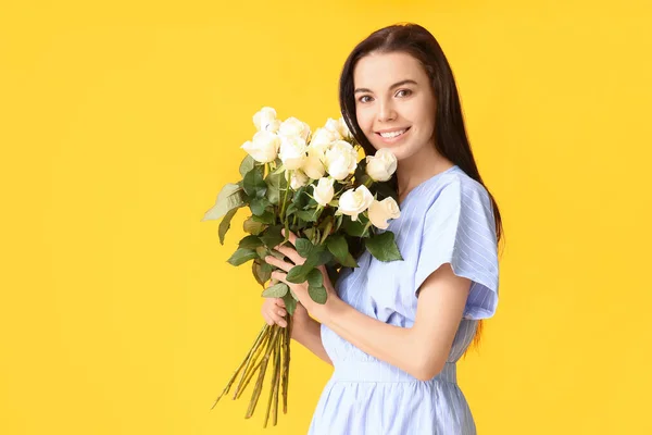 Belle Jeune Femme Avec Bouquet Roses Sur Fond Couleur — Photo