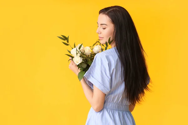 Belle Jeune Femme Avec Bouquet Roses Sur Fond Couleur — Photo