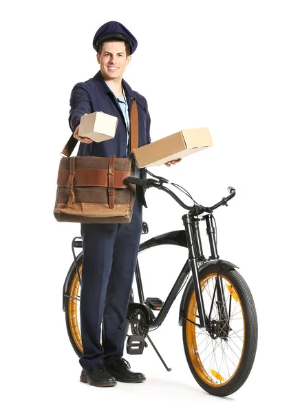 Beyaz Arka Planda Bisikleti Olan Yakışıklı Bir Postacı — Stok fotoğraf
