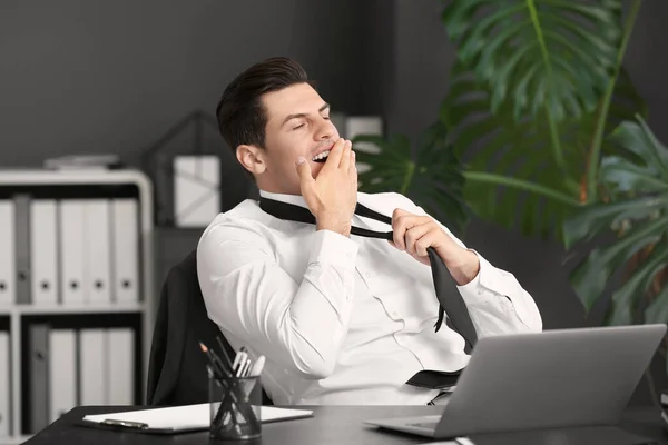 Bocejando Jovem Empresário Relaxando Escritório Sonhando Com Fins Semana — Fotografia de Stock