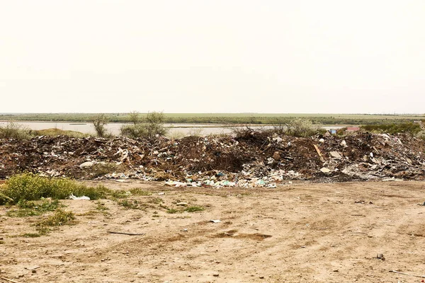 屋外の埋め立て地の眺め 土壌汚染の概念 — ストック写真