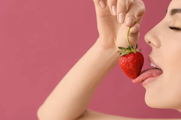 Sexy Mujer Joven Con Fresa Fondo Color — Foto de Stock