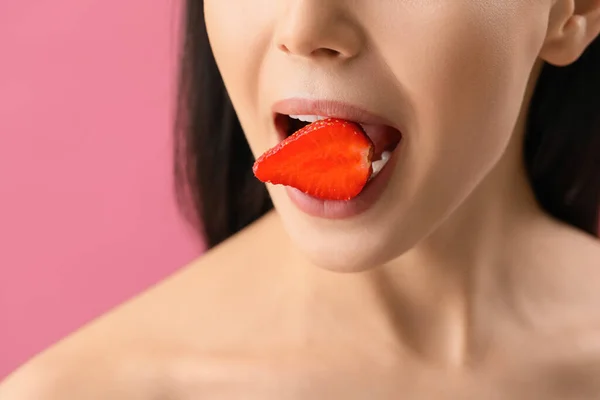 Giovane Donna Sexy Con Fragola Sfondo Colore Primo Piano — Foto Stock