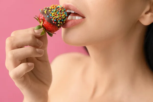 Σέξι Νεαρή Γυναίκα Φράουλα Στο Φόντο Χρώμα Closeup — Φωτογραφία Αρχείου