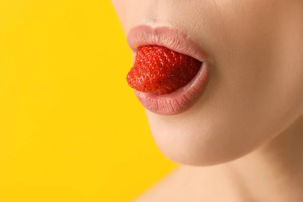 Giovane Donna Sexy Con Fragola Sfondo Colore Primo Piano — Foto Stock