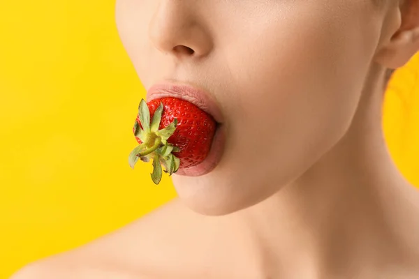 Giovane Donna Sexy Con Fragola Sfondo Colore Primo Piano — Foto Stock