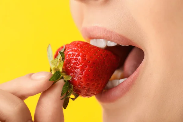 Giovane Donna Sexy Con Fragola Sfondo Colore Primo Piano — Foto Stock