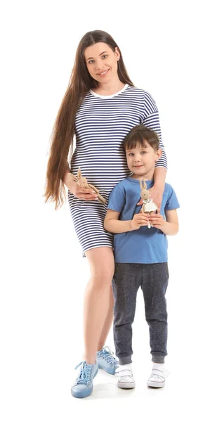 Mulher Grávida Bonita Com Seu Pequeno Filho Fundo Branco — Fotografia de Stock