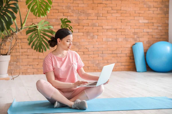 Mulher Grávida Bonita Com Laptop Ginásio — Fotografia de Stock