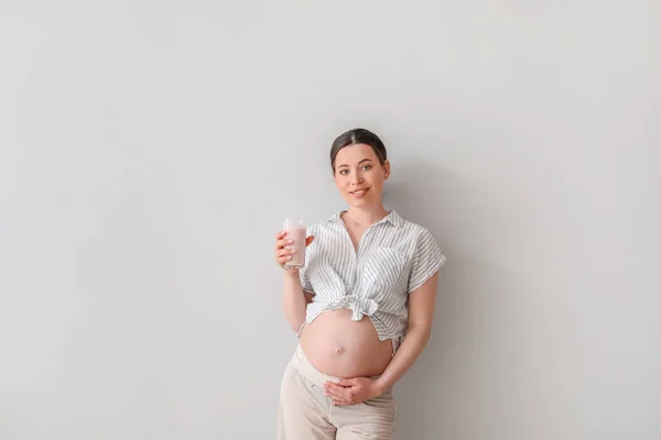 Femeie Gravidă Frumoasă Sticlă Smoothie Fundal Deschis — Fotografie, imagine de stoc