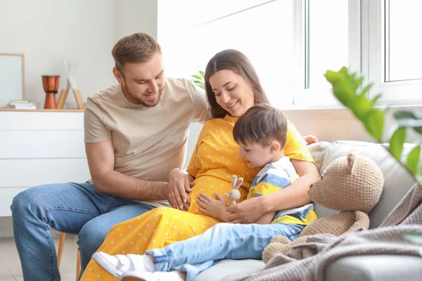 Vacker Gravid Kvinna Med Sin Familj Hemma — Stockfoto