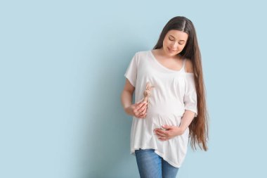 Renkli arka planda güzel hamile kadın