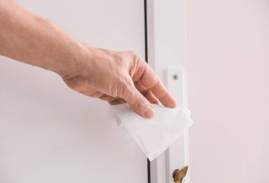 Adam dezenfekte kapı kolu, yakın çekim