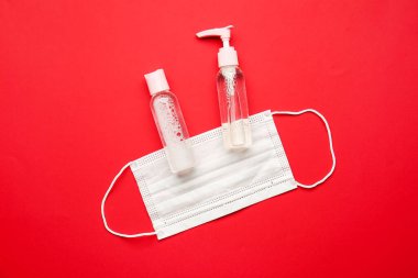 Arkaplanda dezenfektanlar ve tıbbi maske