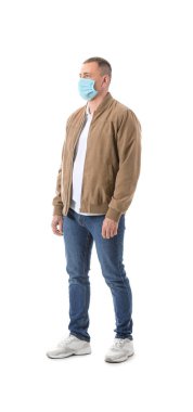 Beyaz arka planda koruyucu maske takan olgun bir adam. Koronavirüs salgını kavramı