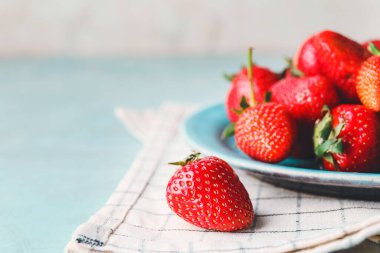 Masada olgun çilekli tabak, yakın plan.