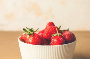 Masada olgun çilekli kase