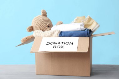 Renk arkaplanına karşı bağışlarla dolu bir kutu