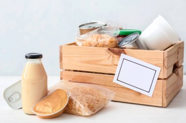 Açık arkaplanda bağışlarla dolu bir kutu