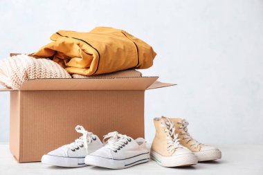 Açık arkaplanda bağışlarla dolu bir kutu