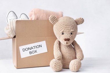 Açık arkaplanda bağışlarla dolu bir kutu