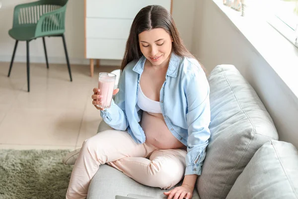 Beautiful Pregnant Woman Smoothie Home — Stock Photo, Image