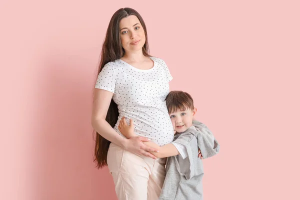 Renkli Arka Planda Küçük Oğlu Olan Güzel Hamile Bir Kadın — Stok fotoğraf