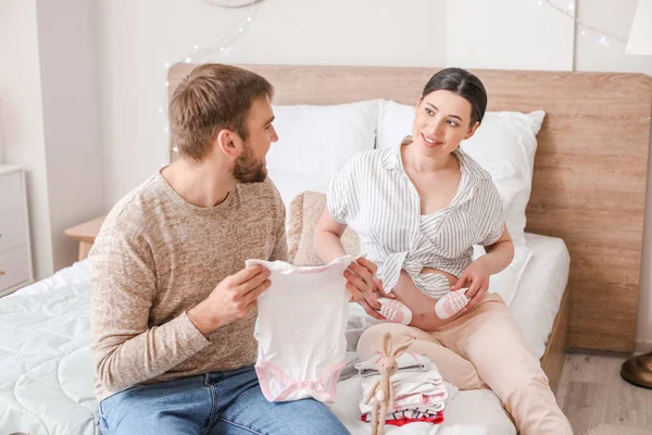Beautiful Pregnant Woman Her Husband Home — Stock Photo, Image