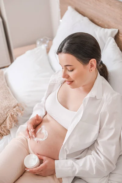 Hermosa Mujer Embarazada Con Crema Casa — Foto de Stock