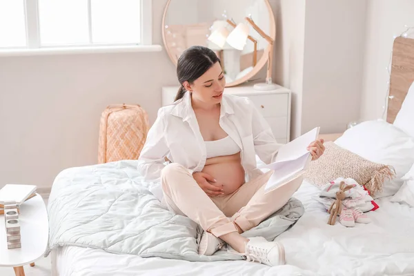 Beautiful Pregnant Woman Reading Book Home — Stock Photo, Image